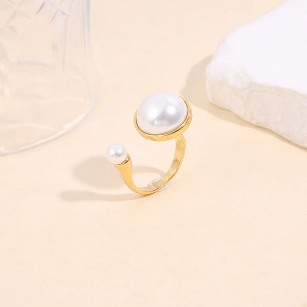 Bague dorée ajustable ouverture avant perle texturé avec encadrement lisse - 1