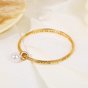 Bracelet Jonc Rigide Gravé Doré Avec Pendentif Perle Blanche - 1