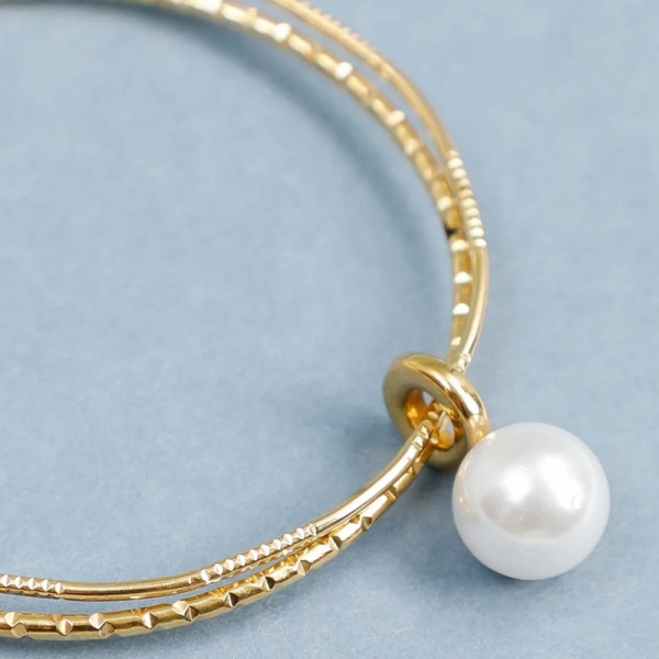 Bracelet Jonc Rigide Gravé Doré Avec Pendentif Perle Blanche - 2