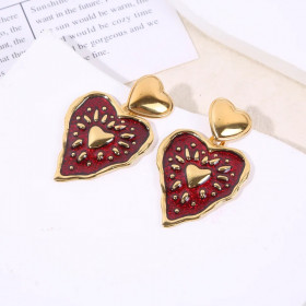 Boucle d'oreilles dorées pendantes cœurs lisses et résine rouge - 1