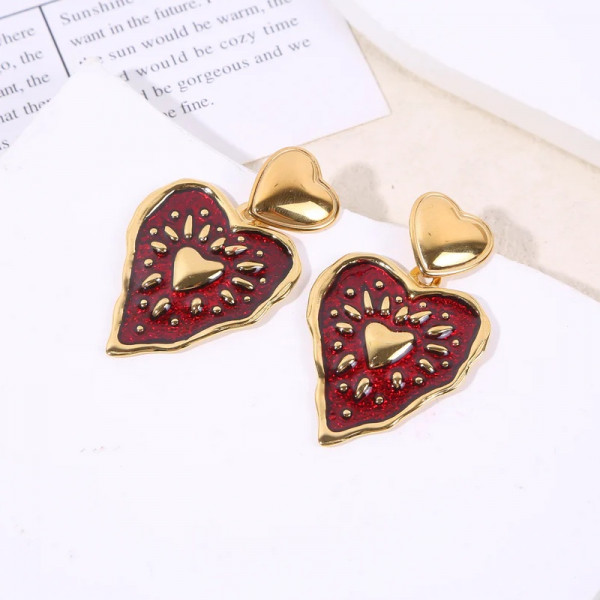 Boucle d'oreilles dorées pendantes cœurs lisses et résine rouge - 1