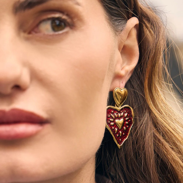 Boucle d'oreilles dorées pendantes cœurs lisses et résine rouge - 2