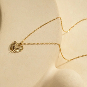Collier chaîne dorée avec pendentif cœur trait - 1