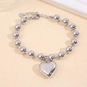 Bracelet argenté à grosses perles rondes avec pendentif cœur bombé - 1
