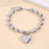Bracelet argenté à grosses perles rondes avec pendentif cœur bombé - 1