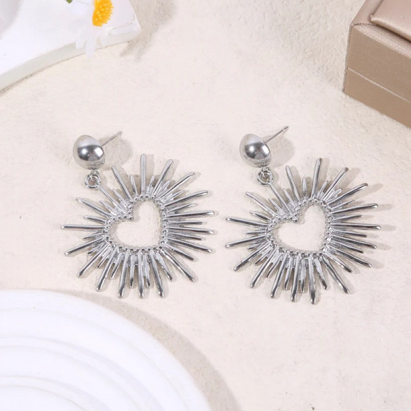 Boucles d’oreilles argentées pendantes cœur rayonnant - 1