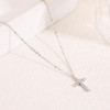 Collier chaîne fine argentée pendentif croix sertie strass