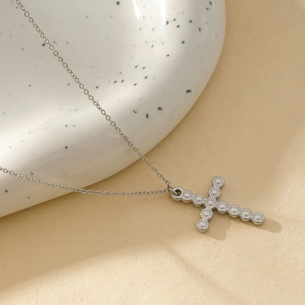 Collier Chaîne Fine Argentée Avec Croix Texturé - 1