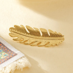Broche dorée plume texturée - 1