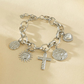 Bracelet chaîne argentée pendentifs martelés croix, soleil et cœur - 1
