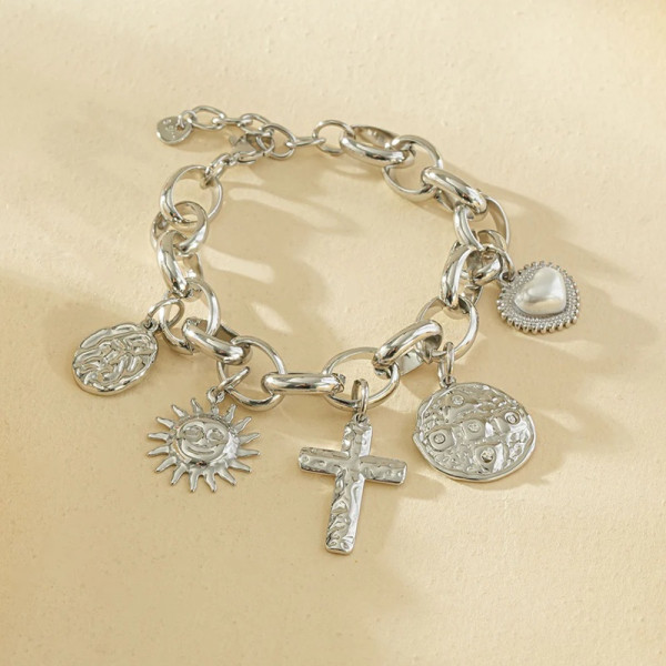 Bracelet chaîne argentée pendentifs martelés croix, soleil et cœur - 1