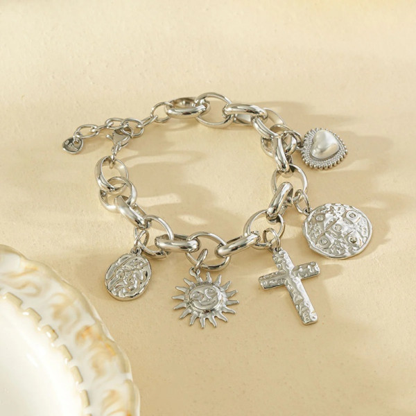 Bracelet chaîne argentée pendentifs martelés croix, soleil et cœur - 2