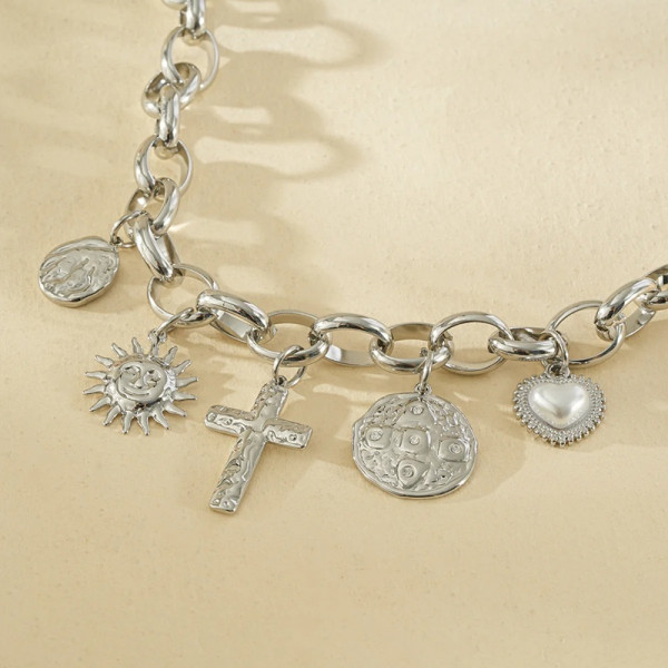 Collier chaîne argentée pendentifs martelés croix, soleil et cœur - 2