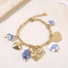 Bracelet chaîne dorée pendentifs bleus grande plaque cœur martelé