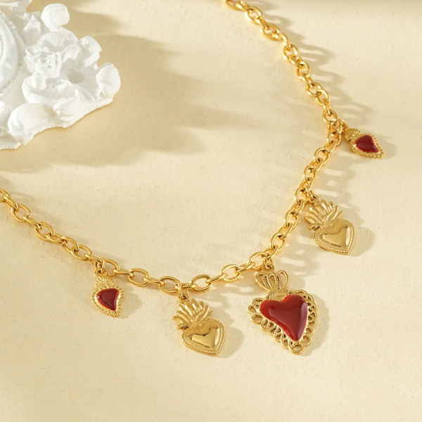 Collier chaîne dorée pendentifs cœurs ex-voto centre émail rouge - 1
