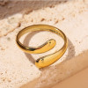 Bague dorée ajustable croisé sur le devant tête fine - 1