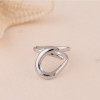 Bague argentée ajustable courbe sculptée ouverte - 1