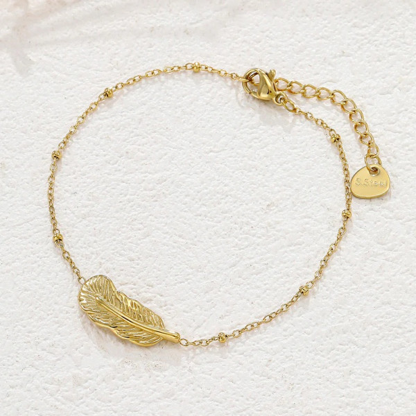 Bracelet doré chaîne fine pendentif plume texturé - 1