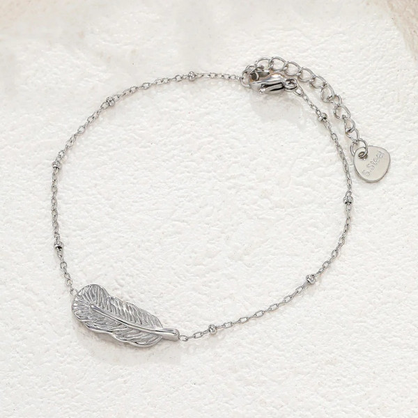 Bracelet argenté chaîne fine pendentif plume texturé - 1