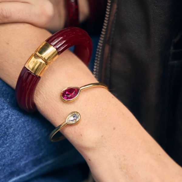 Bracelet manchette dorée ouvert par l'avant avec cristaux de verres blanc et fuchsia - 2