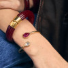 Bracelet manchette dorée ouvert par l'avant avec cristaux de verres blanc et fuchsia - 2