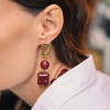 Boucles d'oreilles dorées pendantes résine rouge - 1