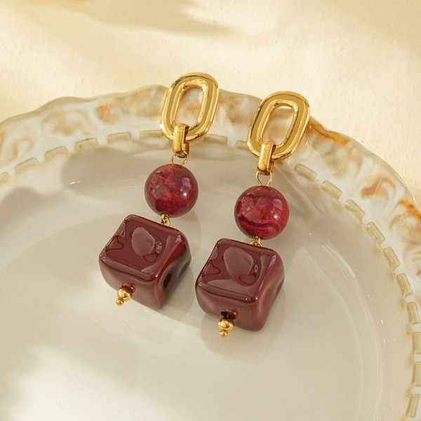 Boucles d'oreilles dorées pendantes résine rouge - 2