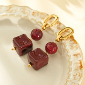 Boucles d'oreilles dorées pendantes résine rouge - 3