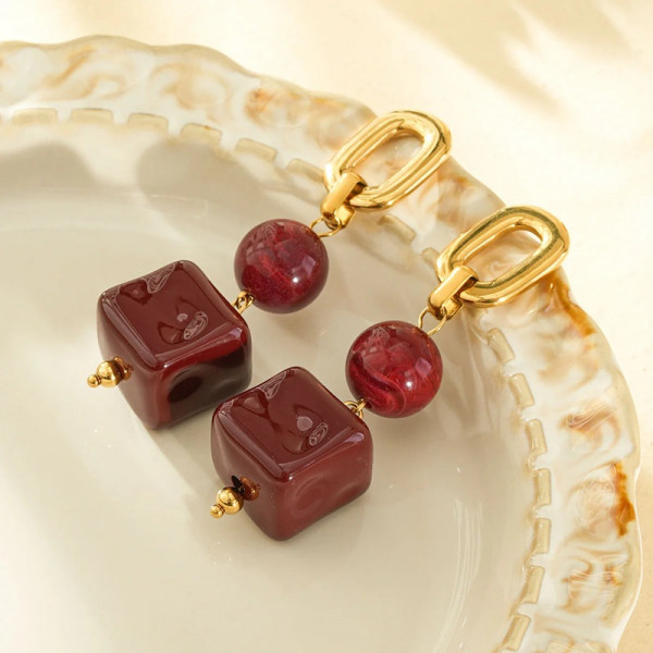 Boucles d'oreilles dorées pendantes résine rouge - 3