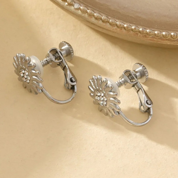 Boucles d'Oreilles à Clip Argentées Avec Motif Fleur Et Strass - 1