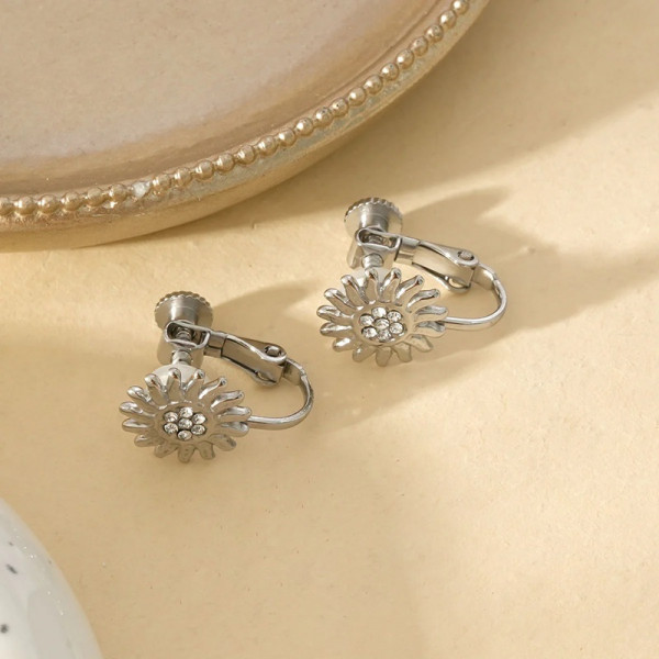 Boucles d'Oreilles à Clip Argentées Avec Motif Fleur Et Strass - 2