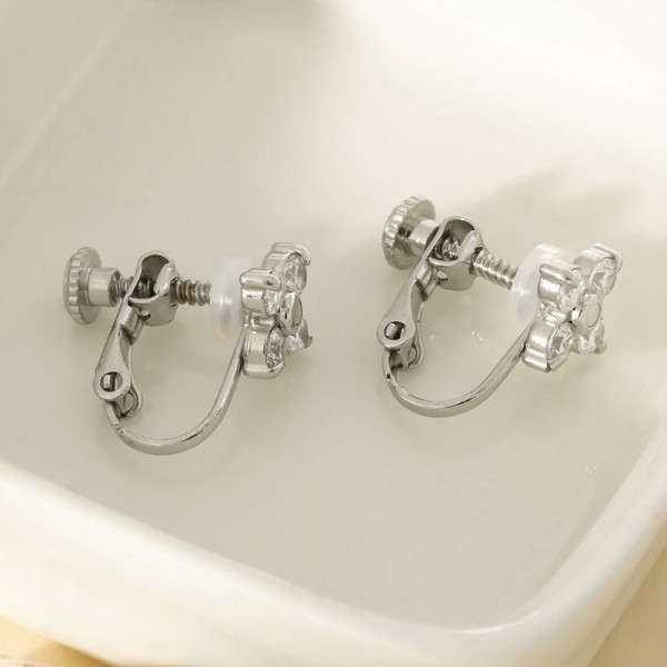 Boucles d'Oreilles à Clips Argentées Avec Motif Fleur Strass - 1