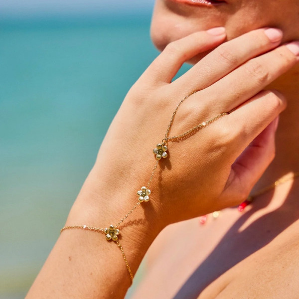 Bracelet Main Doré Avec Chaîne Fine Et Triple Fleur - 2