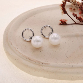 Boucles d'oreilles argentées courtes pendentif perle blanche lisse - 1