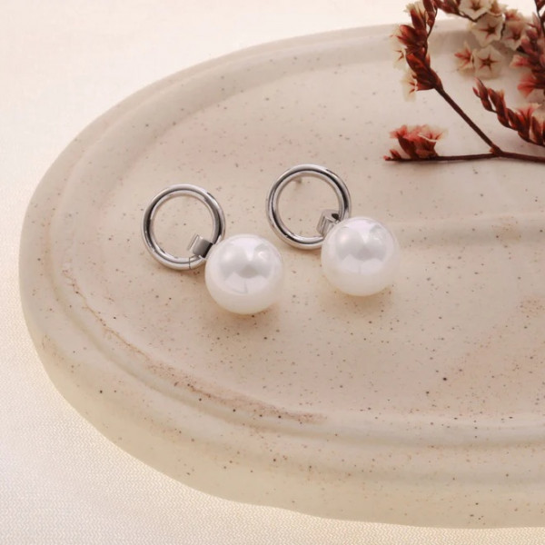 Boucles d'oreilles argentées courtes pendentif perle blanche lisse - 1