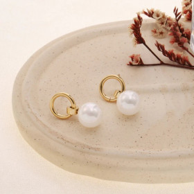 Boucles d'oreilles dorées courtes pendentif perle blanche lisse - 1
