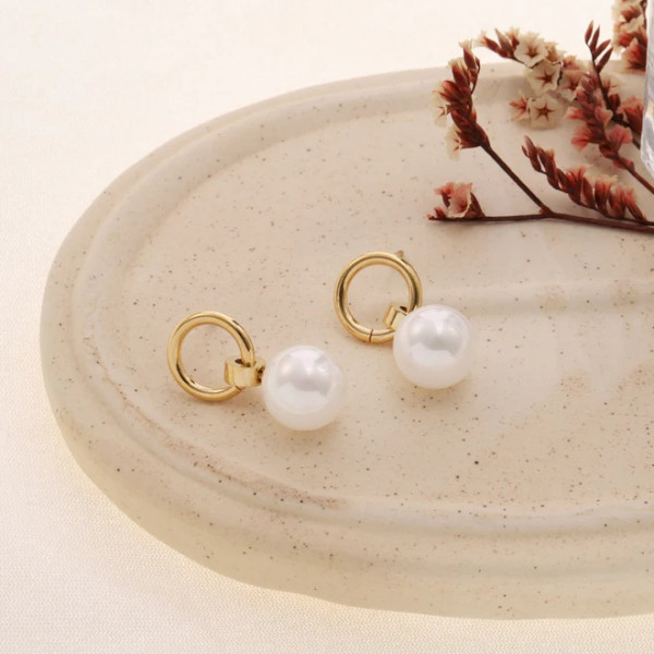 Boucles d'oreilles dorées courtes pendentif perle blanche lisse - 1
