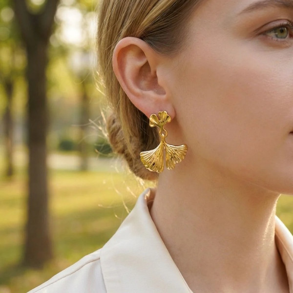 Boucles d'oreilles dorées pendantes feuilles de ginkgo texturés - 2