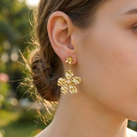 Boucles d’oreilles dorées pendantes fleurs martelées à finition texturée - 1