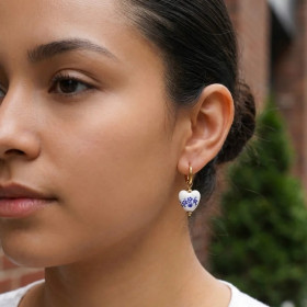 Boucles d’oreilles créoles dorées cœur porcelaine bleu – Bijou chic & tendance - 1