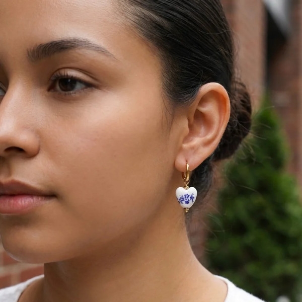 Boucles d’oreilles créoles dorées cœur porcelaine bleu – Bijou chic & tendance - 1