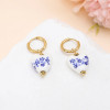 Boucles d’oreilles créoles dorées cœur porcelaine bleu – Bijou chic & tendance - 2